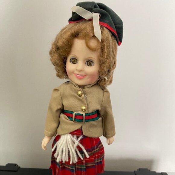 VINTAGE 1983 SHIRLEY TEMPLE Vinyl Doll - WEE WILLIE WINKIE - with stand - Picture 1 of 5